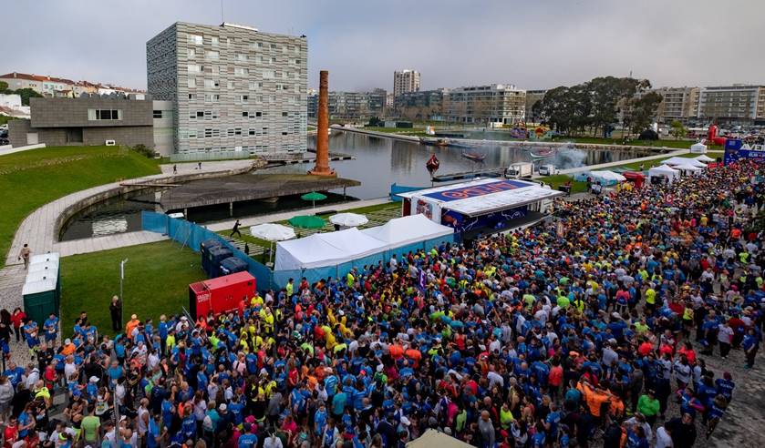 Uma imagem com c�u, relva, exterior, pessoas

Descri��o gerada automaticamente